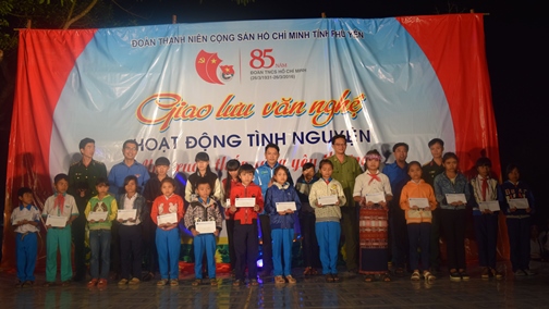Trao 20 suất quà cho cá em thiếu nhi, hoc sinh ở xã Sơn Hội, huyện Sơn Hòa 